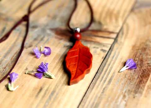 一片飘落的叶子,小叶紫檀精雕项链吊坠叶