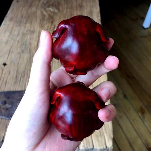 生肖猪保健球一对50mm印度小叶紫檀高密度老料手工精雕无棕眼