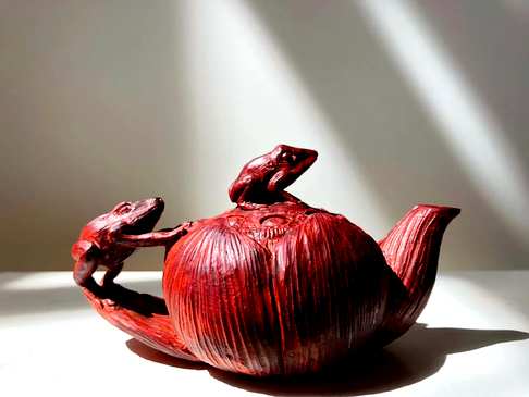 蛙趣茶壶雅器,莲蓬为体壶把小蛙妙趣横生整体圆润做工精致小叶紫