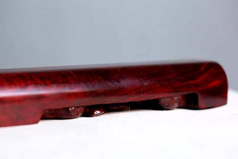 叶紫檀——荷趣镇尺金星+火焰纹+水波 ,其质水波粼粼,设计刻画鱼