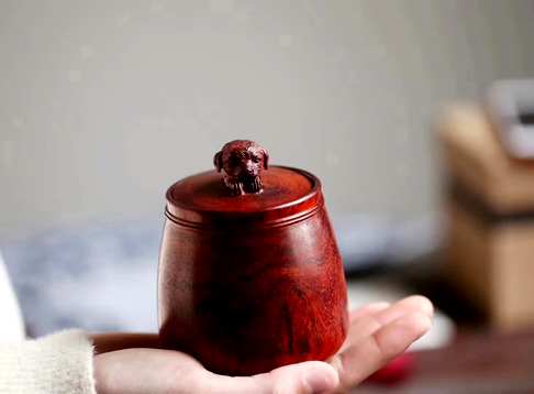 此款茶叶罐根据戊戌狗年而设计,呆萌机灵的小狗是这款茶叶罐的独