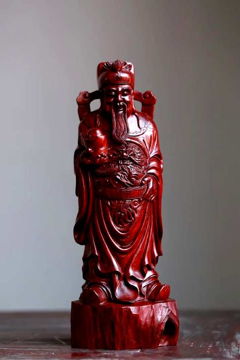 财神爷民间传说是主管财源的神明,其倾注了中国劳动人民的朴素情