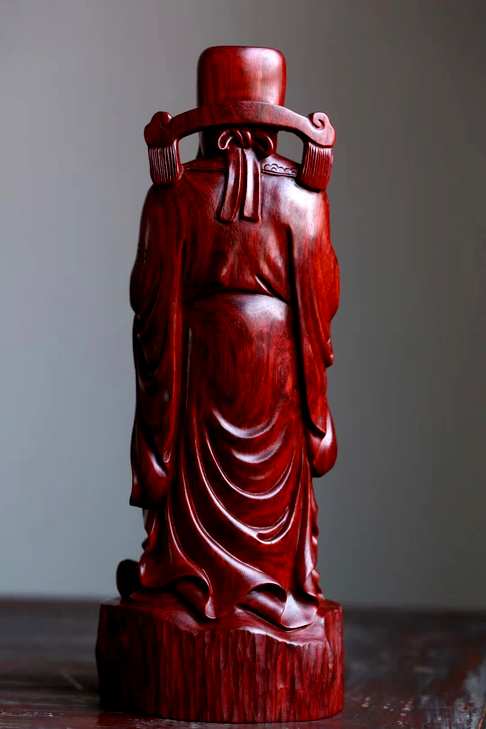 财神爷民间传说是主管财源的神明,其倾注了中国劳动人民的朴素情