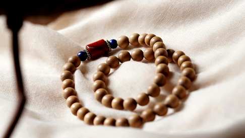 『深情不及久伴』,战国红8mm念珠手链|印度老山檀香配