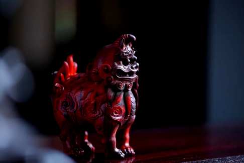 甪端(lùduān)是一种中国神话传说中的瑞兽,日行一万八千里,通四