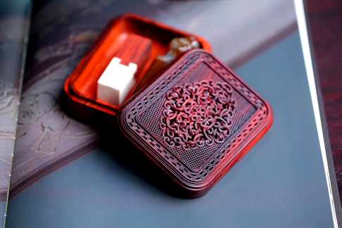 小叶紫檀·「吉祥如意」首饰盒工艺：精雕镂空0.1毫米万字不断纹