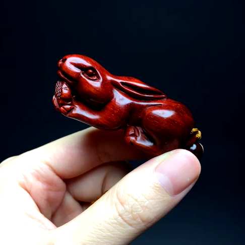 印度小叶紫檀木雕手把件｛玉兔｝高油密老料料子细腻