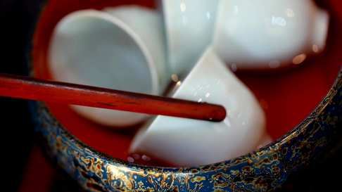中国人有一个说法：“茶如隐逸,酒如豪士;酒以结友,茶当静品”,茶