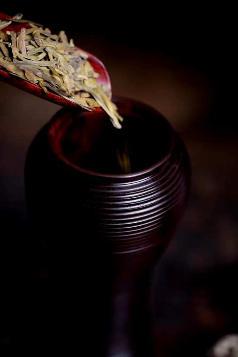 茶叶罐,小叶紫檀色泽静穆沉古,搭上黄杨木,看似简单平凡,却能从中