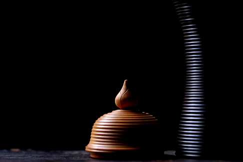 茶叶罐,小叶紫檀色泽静穆沉古,搭上黄杨木,看似简单平凡,却能从中