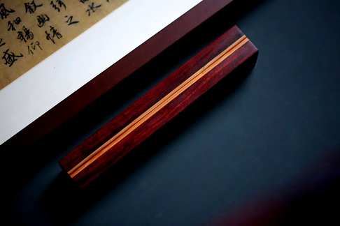 文房雅器丨灵芝螭龙纹镇尺,老竹+小叶紫檀此物呈长条状,属竹器,上