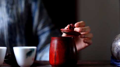 小叶紫檀守旺·茶叶罐,呆萌机灵的小狗是这款茶叶罐的独特符号