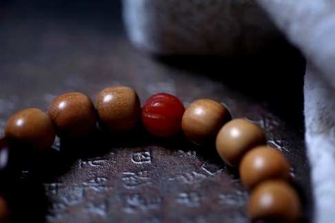 印度老山檀香老形珠手链10*10mm,配件：五眼六通紫檀青瓷南红