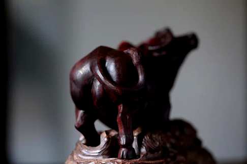 印度小叶紫檀【老黄牛】高油密包浆老料精致雕刻文房摆件