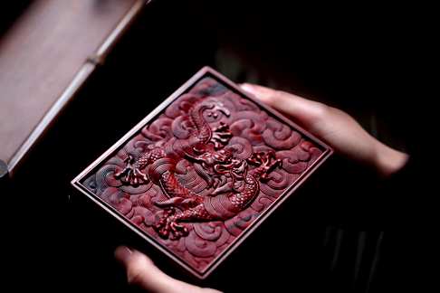 小叶紫檀龙腾万里·首饰盒,整器精工细雕,正面雕刻龙纹,龙鳞刻