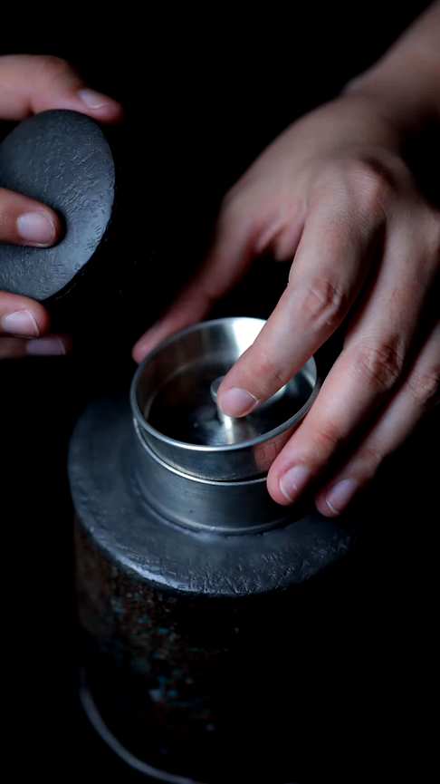 锡制茶叶罐,选用自然风化小叶紫檀拆房老料,内置锡质,具有密闭性