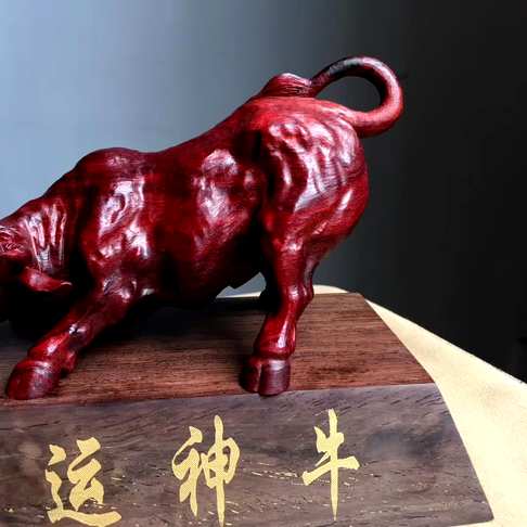 小叶紫檀旺运神牛,牛是“力量和勇气”的象征,身体健硕,仿佛它浑