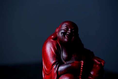 小叶紫檀弥勒佛,他的笑意形态能使我们看破当前烦恼,从而放下执