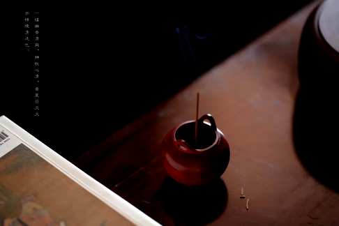 小叶紫檀双耳三足·香炉,器型小巧玲珑,置于书桌前更显雅致直径
