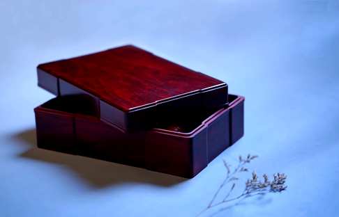 小叶紫檀收纳盒,料质细腻带金星水波纹,盒身线条爽朗,大气稳重,