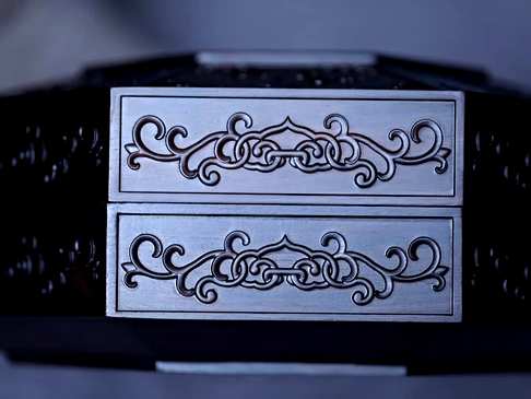 紫光檀【八宝盒,盖盒雕刻福寿图与八宝纹样周身浮雕如意缠枝纹,构