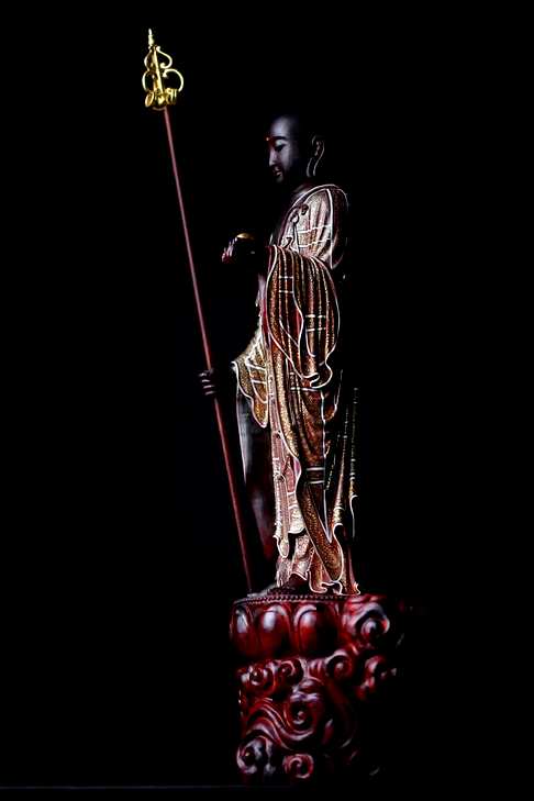 小叶紫檀『描金重器·地藏王菩萨』,菩萨脸型丰满圆润,手中法杖,