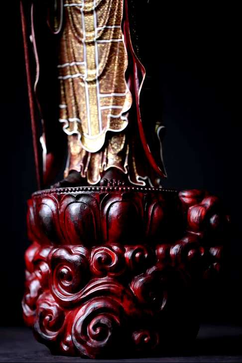 小叶紫檀『描金重器·地藏王菩萨』,菩萨脸型丰满圆润,手中法杖,