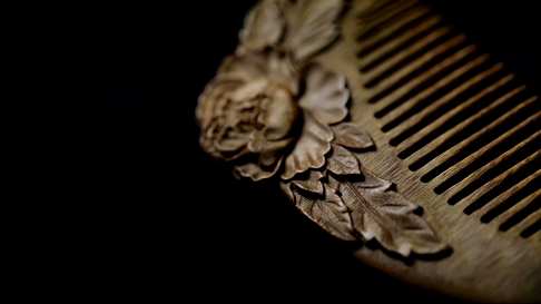 金丝楠木丨富贵牡丹·木梳,唯有牡丹真国色,花开时节动京城牡丹木