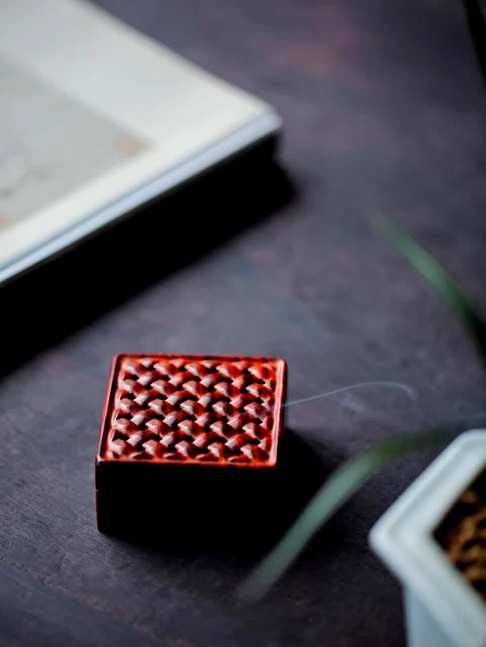 小叶紫檀编织纹·方形香盒,炉盖镂空透雕藤编纹,盖身对角镶嵌磁