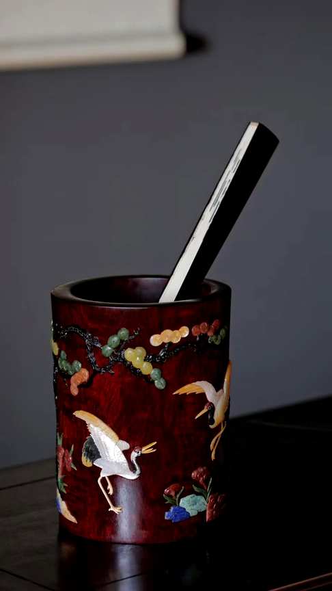 『松鹤同春』笔筒,雅致秀美,精选小叶紫檀老料,传统技法百宝嵌构