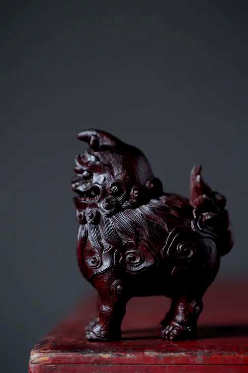 小叶紫檀老料·甪端摆件,甪端(lùduān)是一种中国神话传说中的