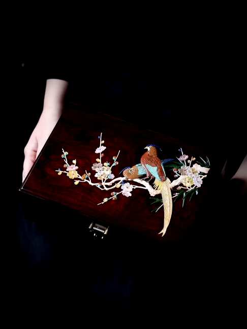 『富贵长寿』首饰盒,选材小叶紫檀老料,质坚润泽,嵌各式宝石花卉