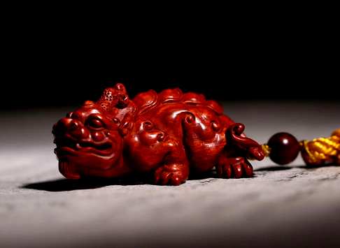 小叶紫檀｜天禄貔貅把件,天禄貔貅是古代汉族神话传说中的一种神