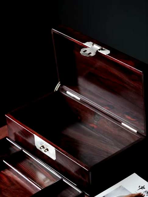 酸枝|首饰盒,黑料级飘红大红酸枝全独板而制,器形方正大气,极富韵