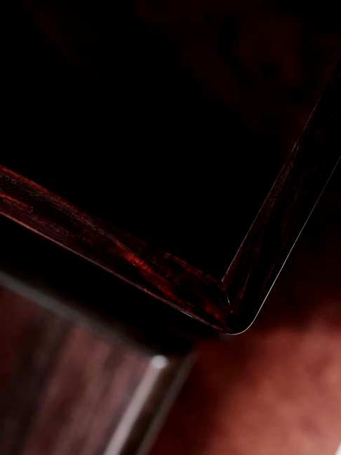 酸枝|首饰盒,黑料级飘红大红酸枝全独板而制,器形方正大气,极富韵