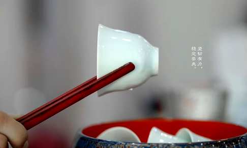 小叶紫檀｜茶夹,中国人有一个说法：“茶如隐逸,酒如豪士;酒以结