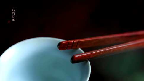 小叶紫檀｜茶夹,中国人有一个说法：“茶如隐逸,酒如豪士;酒以结