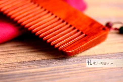 寄相思·木梳,精选野生小叶紫檀原木,由专业手工师傅精心打磨,纹