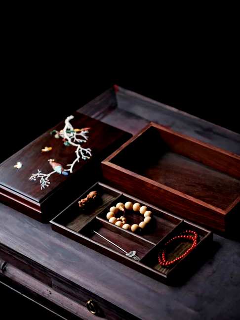 【喜祥富贵】首饰盒,以黑料级大红酸枝独板而制,光泽质润,器形方