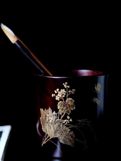 小叶紫檀【硕果累累】笔筒,筒身以戗金绘花鸟图,影雕刻绘精细,填