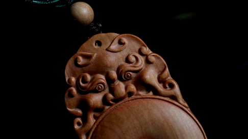 老山檀香｜瑞狮平安扣,中国人历来把狮子视为吉祥之物,在各地民俗