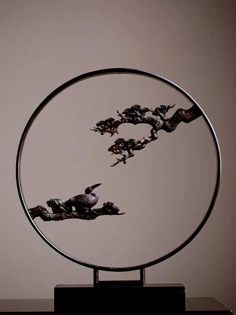 『松鹤延年』,以紫光檀为环形支架,小叶紫檀巧雕松树鹤,寓为延