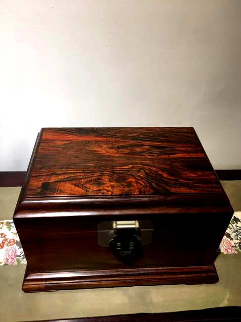 大红酸枝官箱,全独板一木制,加厚板料,木纹细腻,浑身光素,榫卯结