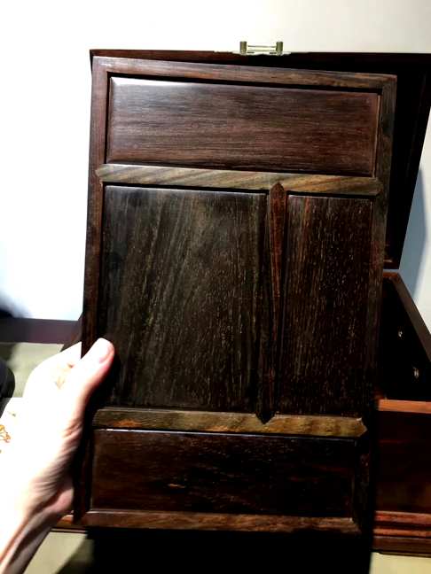 大红酸枝官箱,全独板一木制,加厚板料,木纹细腻,浑身光素,榫卯结