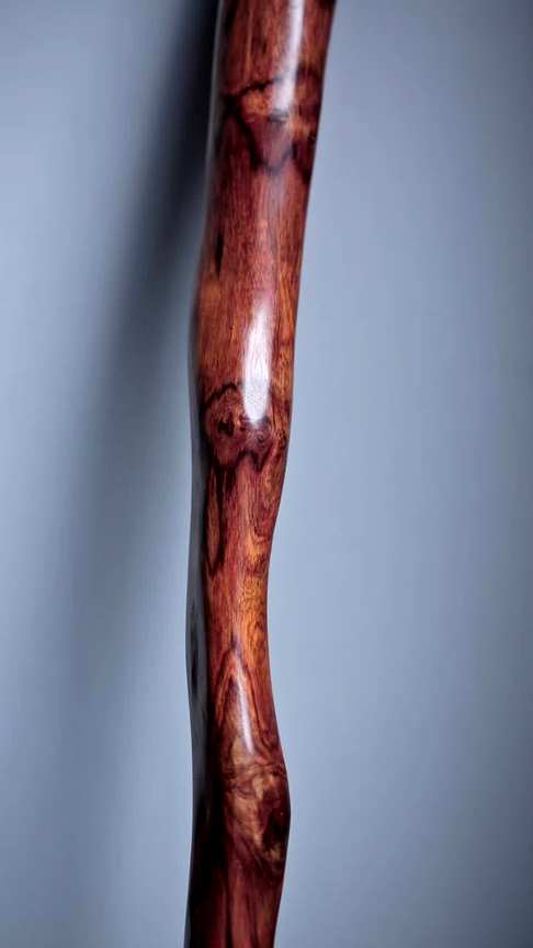 鬼眼虎皮纹海黄寿杖,随形有型,料质一流,手握舒适洒脱,杖底包铜精