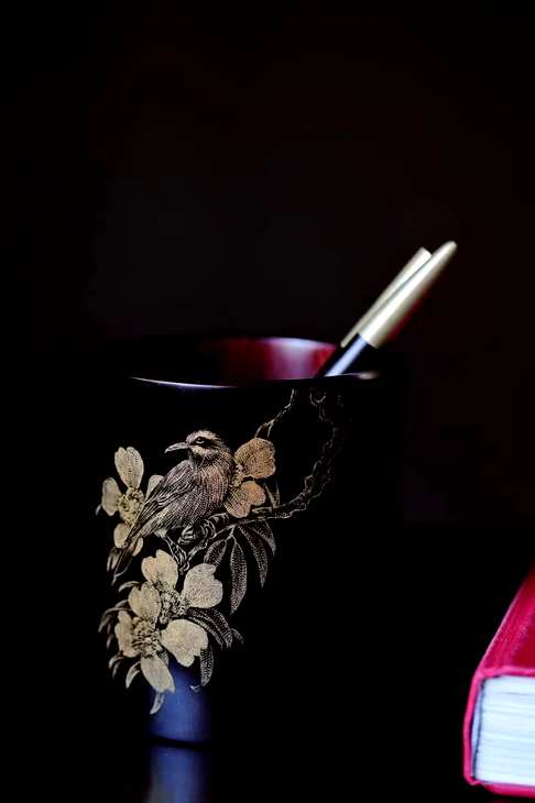 小叶紫檀【吉祥富贵】笔筒,筒身影雕戗金绘图,画意祥瑞 入文房案