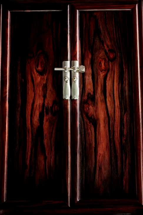 大红酸枝方角柜,取大红酸枝满金星全独板制,柜门对开纹,品相完整
