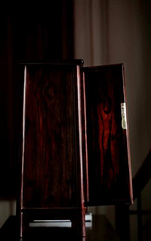 大红酸枝方角柜,取大红酸枝满金星全独板制,柜门对开纹,品相完整