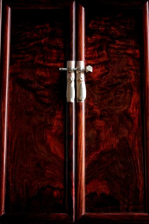 大红酸枝圆角柜,取大红酸枝黑飘红级全独板制,柜门对开纹面板,纹