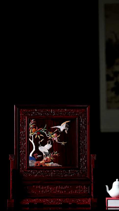 小叶紫檀百宝嵌插屏『延年长寿』,屏座镂雕传统纹样,屏心以百宝诸